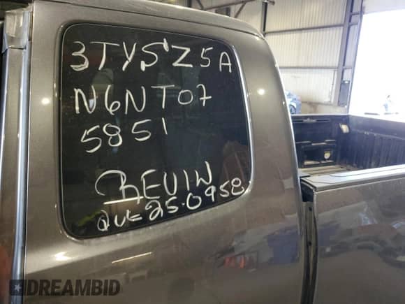 2022 Toyota Tacoma SR z VIN 3TYSZ5AN6NT075851, wystawiony jako Copart lot #67509485 z przebiegiem 94 512 mil mil oraz Czysty tytuł • Clean title. Historia ofert i sprzedaży dostępna na DreamBid. Obrazek 12.