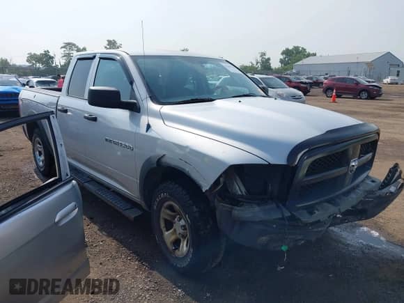 2012 Ram 1500 ST z VIN 1C6RD7FPXCS314926, wystawiony jako IAAI lot #42485348 z przebiegiem 77 663 mil mil oraz . Historia ofert i sprzedaży dostępna na DreamBid. Obrazek 1.