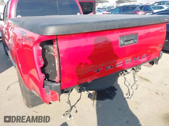 2020 Toyota Tacoma SR5 z VIN 3TMBZ5DN1LM024276, wystawiony jako IAAI lot #41454565 z przebiegiem 76 461 mil mil oraz . Historia ofert i sprzedaży dostępna na DreamBid. Obrazek 6.