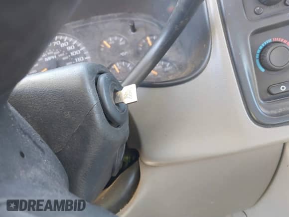 2005 GMC Sierra 1500 SLT z VIN 2GTEC13T251100136, wystawiony jako IAAI lot #41031903 z przebiegiem 440 920 mil mil oraz . Historia ofert i sprzedaży dostępna na DreamBid. Obrazek 11.