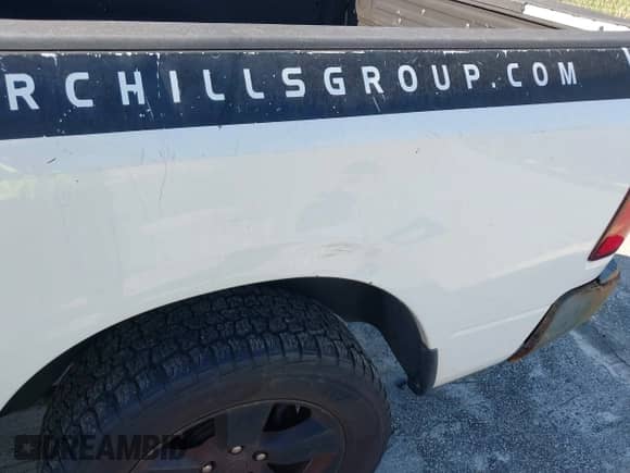 2019 Ram 1500 Tradesman z VIN 1C6RR6FGXKS555623, wystawiony jako IAAI lot #43311577 z przebiegiem 211 644 mil mil oraz . Historia ofert i sprzedaży dostępna na DreamBid. Obrazek 17.