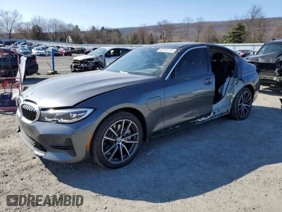 2021 BMW 3 Series 330e xDrive z VIN 3MW5P9J05M8B82131, wystawiony jako Copart lot #45140713 z przebiegiem 13 926 mil mil oraz . Historia ofert i sprzedaży dostępna na DreamBid. Obrazek 1.