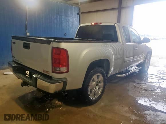 2010 GMC Sierra 1500 SLE z VIN 1GTSCVE08AZ290989, wystawiony jako Copart lot #69817275 z przebiegiem 226 178 mil mil oraz Czysty tytuł • Clean title. Historia ofert i sprzedaży dostępna na DreamBid. Obrazek 3.