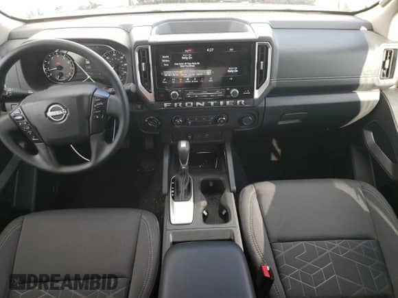 2025 Nissan Frontier SV z VIN 1N6ED1FK9SN624293, wystawiony jako Copart lot #70285855 z przebiegiem 20 496 mil mil oraz Szkoda całkowita • Salvage title. Historia ofert i sprzedaży dostępna na DreamBid. Obrazek 8.