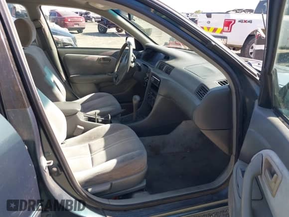 1997 Toyota Camry LE z VIN 4T1BF22KXVU915631, wystawiony jako IAAI lot #42552584 z przebiegiem 226 135 mil mil oraz . Historia ofert i sprzedaży dostępna na DreamBid. Obrazek 5.