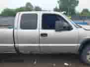 2000 GMC Sierra 1500 SLE z VIN 1GTEK19T0YE186897, wystawiony jako IAAI lot #42636565 z przebiegiem 229 310 mil mil oraz . Historia ofert i sprzedaży dostępna na DreamBid. Obrazek 13.