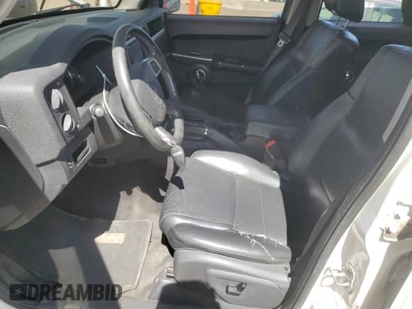 2009 Jeep Commander Sport с VIN 1J8HG48K59C549743, выставлен на аукционе Copart как лот 81011185 с пробегом 171 841 миль миль и Списание • Salvage title. История ставок и продаж доступна на DreamBid. Изображение 7.