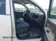 2021 Ram 1500 Tradesman z VIN 1C6RR7KT7MS572861, wystawiony jako IAAI lot #42109287 z przebiegiem 22 754 mil mil oraz . Historia ofert i sprzedaży dostępna na DreamBid. Obrazek 5.