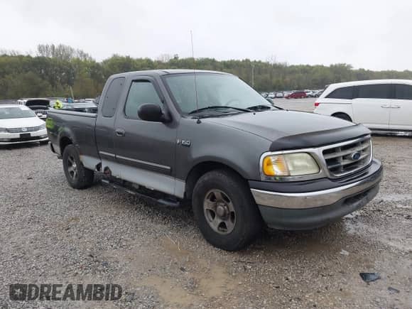 2003 Ford F-150 XL с VIN 1FTRX17283NA16566, выставлен на аукционе IAAI как лот 43401412 с пробегом 354 468 миль миль и . История ставок и продаж доступна на DreamBid. Изображение 1.