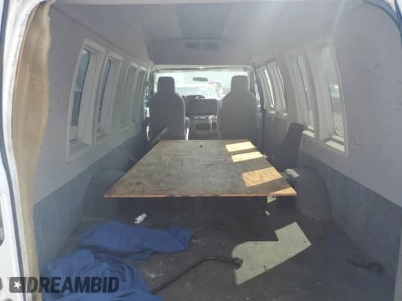 2012 Ford Econoline Cargo Commercial z VIN 1FTNS2EW6CDA08903, wystawiony jako Copart lot #70480015 z przebiegiem 93 137 mil mil oraz Czysty tytuł • Clean title. Historia ofert i sprzedaży dostępna na DreamBid. Obrazek 10.