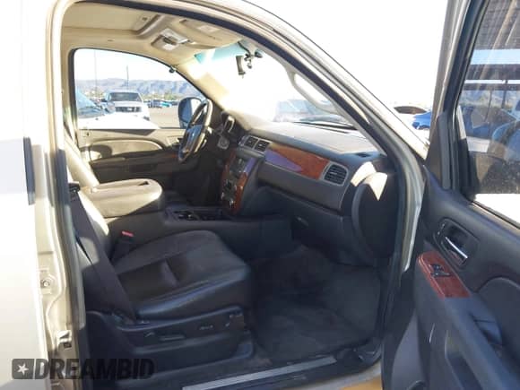 2013 Chevrolet Tahoe LT z VIN 1GNSCBE07DR143461, wystawiony jako IAAI lot #43349311 z przebiegiem 183 826 mil mil oraz . Historia ofert i sprzedaży dostępna na DreamBid. Obrazek 5.
