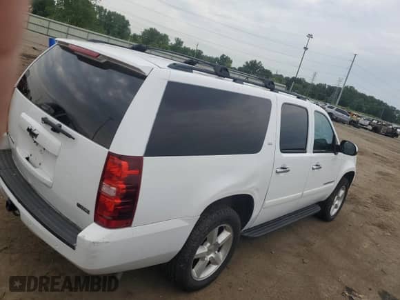 2008 Chevrolet Suburban LTZ z VIN 3GNFK16398G238164, wystawiony jako Copart lot #64173925 z przebiegiem 262 262 mil mil oraz Czysty tytuł • Clean title. Historia ofert i sprzedaży dostępna na DreamBid. Obrazek 3.