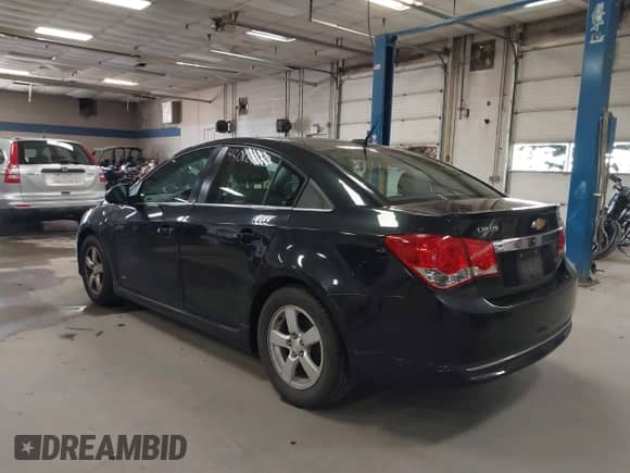 2013 Chevrolet Cruze 1LT z VIN 1G1PC5SB2D7316927, wystawiony jako IAAI lot #43012100 z przebiegiem 136 261 mil mil oraz . Historia ofert i sprzedaży dostępna na DreamBid. Obrazek 3.