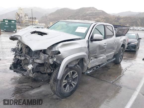 2018 Toyota Tacoma SR5 с VIN 3TMBZ5DN0JM012259, выставлен на аукционе IAAI как лот 41709709 с пробегом Не указан миль и . История ставок и продаж доступна на DreamBid. Изображение 2.