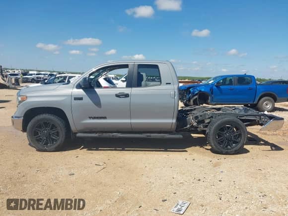 2018 Toyota Tundra SR с VIN 5TFUW5F1XJX752861, выставлен на аукционе IAAI как лот 42443800 с пробегом 72 547 миль миль и . История ставок и продаж доступна на DreamBid. Изображение 15.