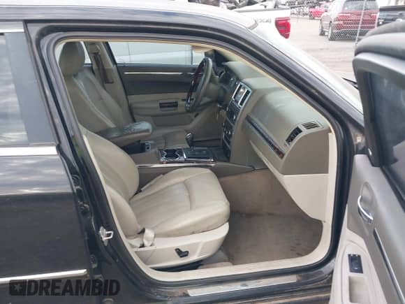 2008 Chrysler 300 C Hemi with VIN 2C3KA63H08H282744, listed as a IAAI auction lot 43452612 with 192,786 mi miles and . Bid and sale history available at DreamBid. Image 5.