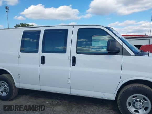2016 Chevrolet Express Cargo z VIN 1GCWGAFF9G1121492, wystawiony jako IAAI lot #43544559 z przebiegiem 179 463 mil mil oraz . Historia ofert i sprzedaży dostępna na DreamBid. Obrazek 13.