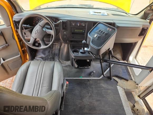 2004 Chevrolet Express Commercial DRW C7L с VIN 1GBJG31U441124800, выставлен на аукционе Copart как лот 62553055 с пробегом 76 899 миль миль и Списание • Salvage title. История ставок и продаж доступна на DreamBid. Изображение 8.