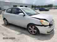 2007 Hyundai Accent SE z VIN KMHCN36C67U020057, wystawiony jako Copart lot #61012645 z przebiegiem 155 714 mil mil oraz Szkoda całkowita • Salvage title. Historia ofert i sprzedaży dostępna na DreamBid. Obrazek 4.