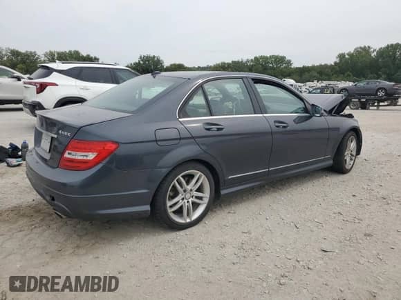 2013 Mercedes-Benz C 300 Sport z VIN WDDGF8AB1DR296813, wystawiony jako Copart lot #71831065 z przebiegiem 161 895 mil mil oraz Szkoda całkowita • Salvage title. Historia ofert i sprzedaży dostępna na DreamBid. Obrazek 3.