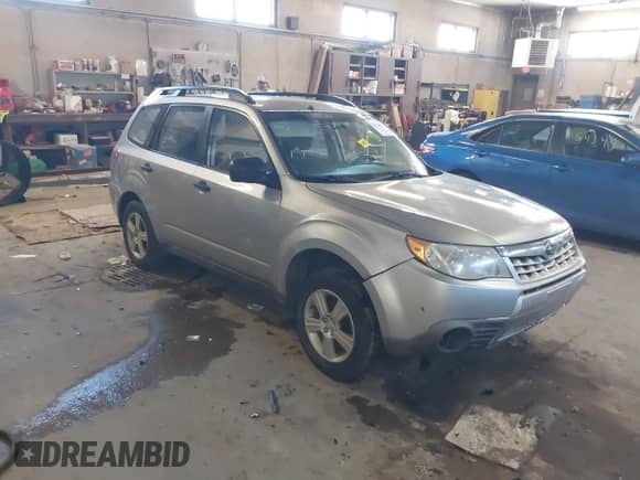 2013 Subaru Forester X z VIN JF2SHABC6DG424991, wystawiony jako IAAI lot #41638591 z przebiegiem 152 047 mil mil oraz . Historia ofert i sprzedaży dostępna na DreamBid. Obrazek 1.