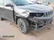 2019 Jeep Compass Trailhawk z VIN 3C4NJDDB9KT697776, wystawiony jako IAAI lot #43195312 z przebiegiem 82 655 mil mil oraz . Historia ofert i sprzedaży dostępna na DreamBid. Obrazek 6.