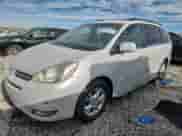 2004 Toyota Sienna XLE z VIN 5TDBA22CX4S001118, wystawiony jako Copart lot #65920175 z przebiegiem 251 232 mil mil oraz Szkoda całkowita • Salvage title. Historia ofert i sprzedaży dostępna na DreamBid. Obrazek 1.