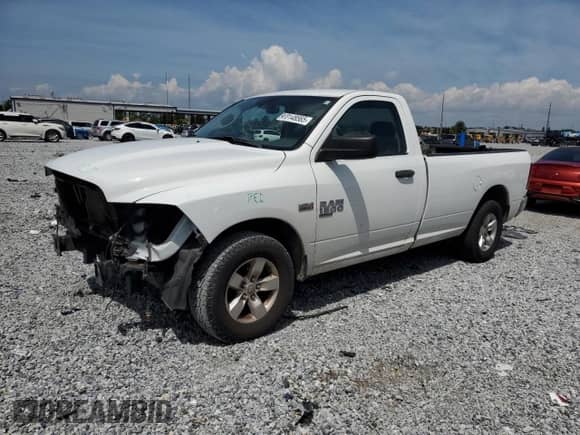 2019 Ram 1500 Tradesman z VIN 3C6JR6DT6KG560659, wystawiony jako Copart lot #70148565 z przebiegiem 84 666 mil mil oraz Szkoda całkowita • Salvage title. Historia ofert i sprzedaży dostępna na DreamBid. Obrazek 1.
