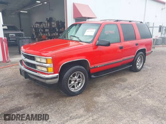 1995 Chevrolet Tahoe z VIN 1GNEK13K9SJ407905, wystawiony jako IAAI lot #42079414 z przebiegiem 229 583 mil mil oraz . Historia ofert i sprzedaży dostępna na DreamBid. Obrazek 2.