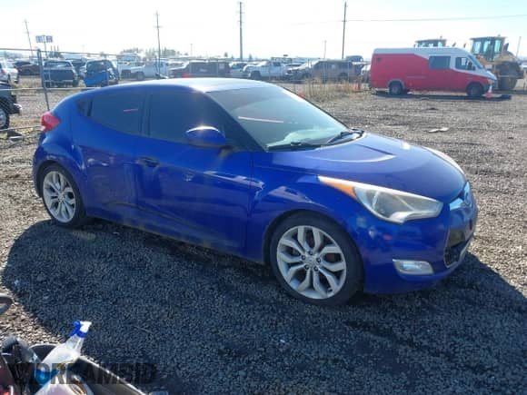 2012 Hyundai Veloster w/Red Int z VIN KMHTC6AD7CU026337, wystawiony jako IAAI lot #43337554 z przebiegiem 132 234 mil mil oraz . Historia ofert i sprzedaży dostępna na DreamBid. Obrazek 1.