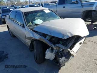 1999 Toyota Camry LE z VIN JT2BF28K3X0198715, wystawiony jako IAAI lot #43169851 z przebiegiem Nie podano mil oraz . Historia ofert i sprzedaży dostępna na DreamBid. Obrazek 1.
