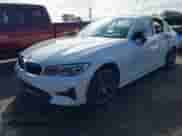 2022 BMW 3 Series 330i z VIN WBA5R1C01NFM20381, wystawiony jako IAAI lot #41579020 z przebiegiem 37 874 mil mil oraz . Historia ofert i sprzedaży dostępna na DreamBid. Obrazek 2.