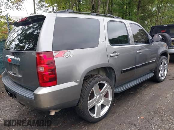 2007 Chevrolet Tahoe LTZ with VIN 1GNFC13J17R269875, listed as a IAAI auction lot 43445861 with 260,593 mi miles and . Bid and sale history available at DreamBid. Image 4.