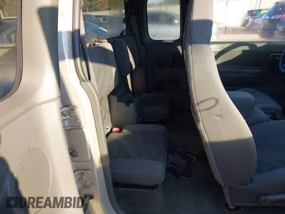 2004 Chevrolet Colorado Z71 z VIN 1GCCS196848144987, wystawiony jako IAAI lot #43534736 z przebiegiem 115 630 mil mil oraz . Historia ofert i sprzedaży dostępna na DreamBid. Obrazek 8.