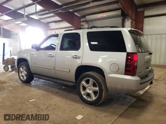 2012 Chevrolet Tahoe LS z VIN 1GNSKAE07CR216419, wystawiony jako Copart lot #52346525 z przebiegiem 176 399 mil mil oraz Czysty tytuł • Clean title. Historia ofert i sprzedaży dostępna na DreamBid. Obrazek 2.