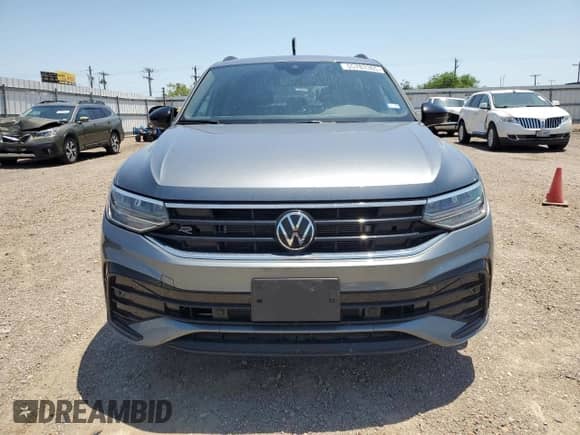 2024 Volkswagen Tiguan SE R-Line Black с VIN 3VVCB7AX7RM129960, выставлен на аукционе Copart как лот 55783365 с пробегом 13 076 миль миль и Списание • Salvage title. История ставок и продаж доступна на DreamBid. Изображение 5.