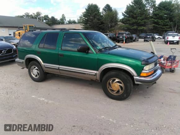 1999 Chevrolet Blazer LT z VIN 1GNDT13W3X2137471, wystawiony jako IAAI lot #42847738 z przebiegiem 97 418 mil mil oraz . Historia ofert i sprzedaży dostępna na DreamBid. Obrazek 1.