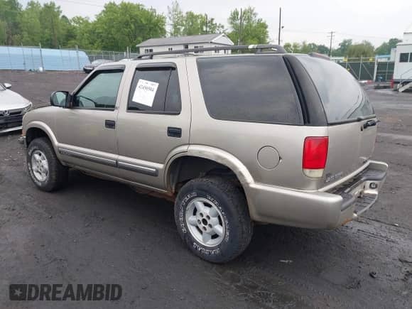 2000 Chevrolet Blazer LT z VIN 1GNDT13W9YK287456, wystawiony jako IAAI lot #42450504 z przebiegiem 139 649 mil mil oraz . Historia ofert i sprzedaży dostępna na DreamBid. Obrazek 3.