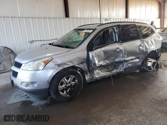 2010 Chevrolet Traverse LS z VIN 1GNLVEED6AJ236050, wystawiony jako Copart lot #67088695 z przebiegiem Nie podano mil oraz Szkoda całkowita • Salvage title. Historia ofert i sprzedaży dostępna na DreamBid. Obrazek 1.