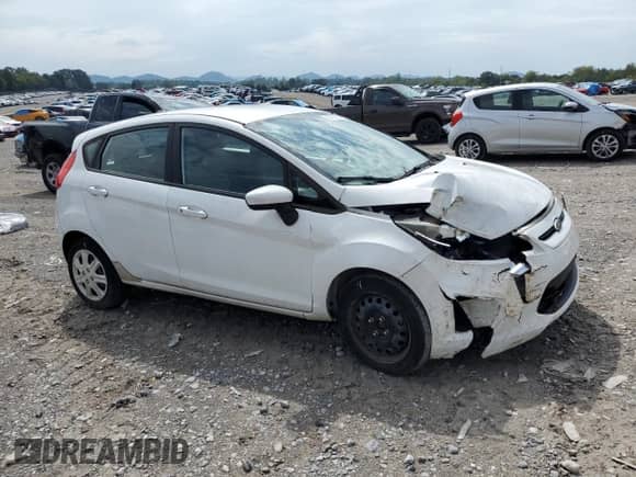 2013 Ford Fiesta S z VIN 3FADP4TJ2DM215218, wystawiony jako Copart lot #82079765 z przebiegiem 53 443 mil mil oraz Czysty tytuł • Clean title. Historia ofert i sprzedaży dostępna na DreamBid. Obrazek 4.