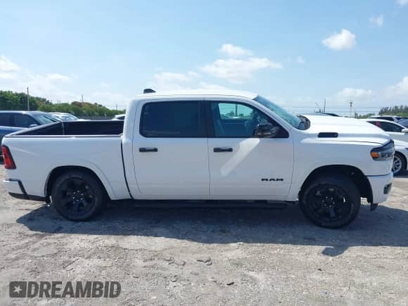 2025 Ram 1500 Big Horn z VIN 1C6RREFG6SN534289, wystawiony jako IAAI lot #41965903 z przebiegiem 11 349 mil mil oraz . Historia ofert i sprzedaży dostępna na DreamBid. Obrazek 13.