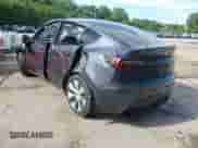 2023 Tesla Model Y Long Range z VIN 7SAYGAEE8PF880355, wystawiony jako IAAI lot #42635761 z przebiegiem 57 442 mil mil oraz . Historia ofert i sprzedaży dostępna na DreamBid. Obrazek 3.