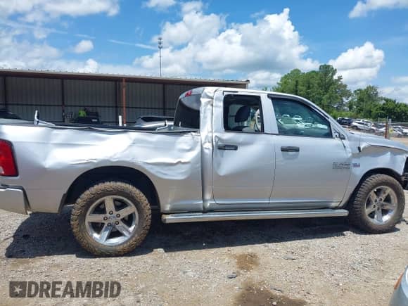 2017 Ram 1500 Express z VIN 1C6RR7FT6HS523215, wystawiony jako IAAI lot #42601201 z przebiegiem 156 243 mil mil oraz . Historia ofert i sprzedaży dostępna na DreamBid. Obrazek 6.