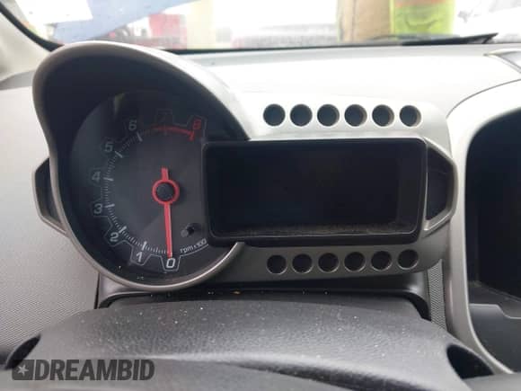 2014 Chevrolet Sonic LTZ z VIN 1G1JE5SB9E4190889, wystawiony jako IAAI lot #43578284 z przebiegiem Nie podano mil oraz . Historia ofert i sprzedaży dostępna na DreamBid. Obrazek 7.