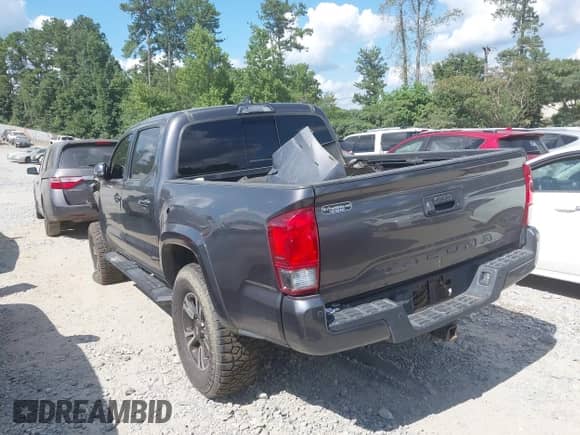2017 Toyota Tacoma SR5 z VIN 5TFCZ5AN6HX082555, wystawiony jako IAAI lot #42716118 z przebiegiem 100 116 mil mil oraz . Historia ofert i sprzedaży dostępna na DreamBid. Obrazek 3.
