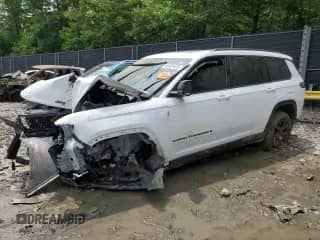 2025 Jeep Grand Cherokee Laredo X z VIN 1C4RJKAG8S8648895, wystawiony jako Copart lot #59461015 z przebiegiem 8 913 mil mil oraz Szkoda całkowita • Salvage title. Historia ofert i sprzedaży dostępna na DreamBid. Obrazek 1.