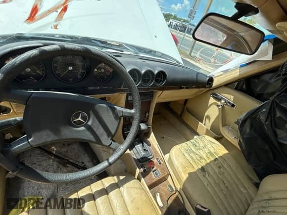 1983 Mercedes-Benz 380 SL z VIN WDBBA45A2DB023819, wystawiony jako Copart lot #68454035 z przebiegiem 93 076 mil mil oraz Czysty tytuł • Clean title. Historia ofert i sprzedaży dostępna na DreamBid. Obrazek 9.