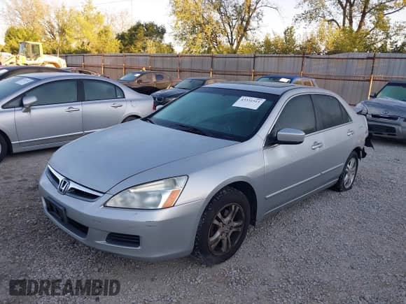 2007 Honda Accord EX z VIN 1HGCM56777A104462, wystawiony jako IAAI lot #43331511 z przebiegiem 187 568 mil mil oraz . Historia ofert i sprzedaży dostępna na DreamBid. Obrazek 2.