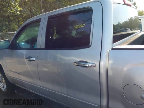 2017 Chevrolet Silverado 1500 LT z VIN 3GCUKREC2HG182455, wystawiony jako IAAI lot #43266860 z przebiegiem 117 748 mil mil oraz . Historia ofert i sprzedaży dostępna na DreamBid. Obrazek 14.