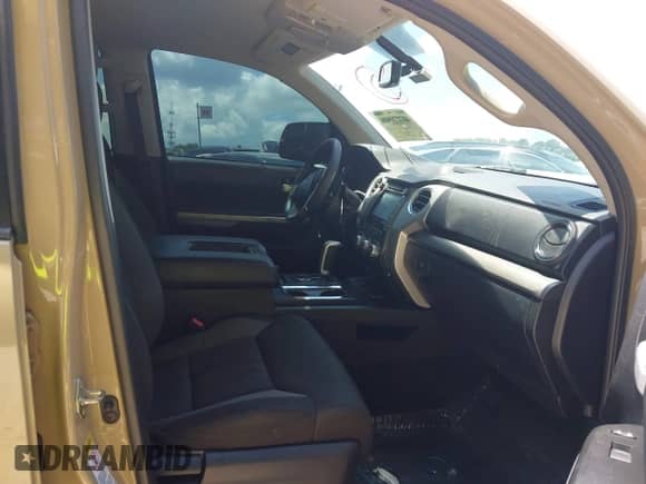 2017 Toyota Tundra SR5 z VIN 5TFEW5F16HX227892, wystawiony jako IAAI lot #42722548 z przebiegiem 172 863 mil mil oraz . Historia ofert i sprzedaży dostępna na DreamBid. Obrazek 5.